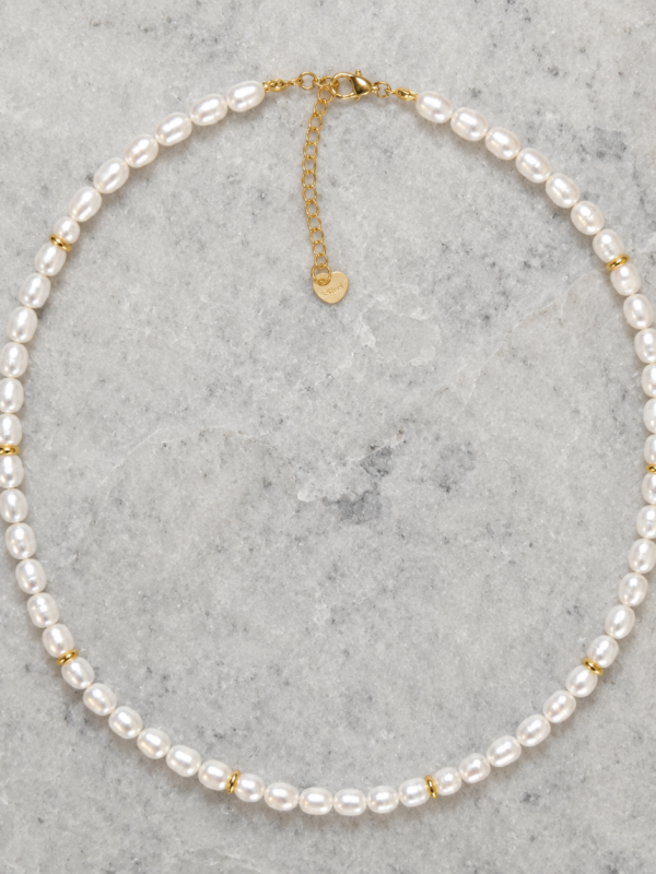 Collar de Perlas Áurea con perlas blancas y detalles dorados