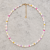 Collar de Perlas Prisma con detalles multicolor en tonos pastel