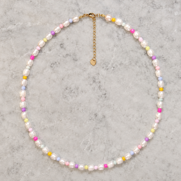 Collar de Perlas Prisma con detalles multicolor en tonos pastel