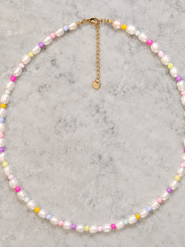 Collar de Perlas Prisma con detalles multicolor en tonos pastel
