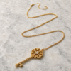 Collar Llave Arcana dorado con dije de llave ornamental