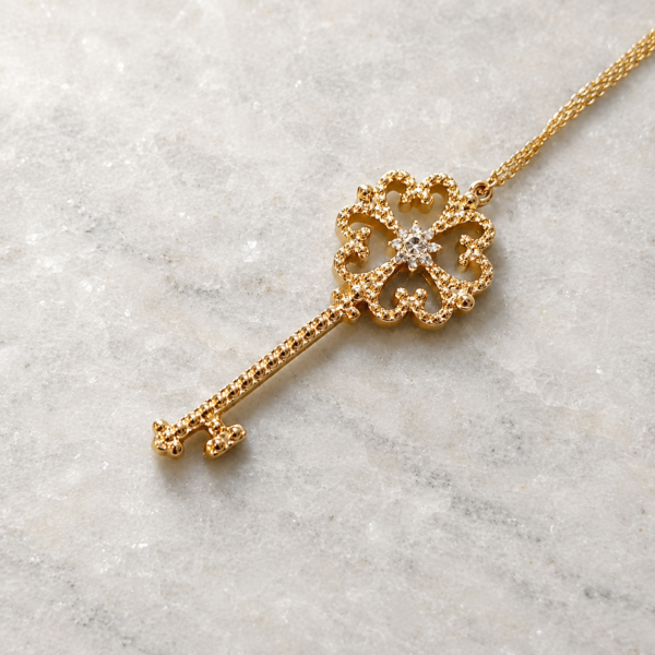 Collar Llave Arcana dorado con dije de llave ornamental