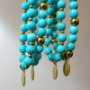 Pulsera de Howlita Azul Pulseras de howlita azul natural con detalles dorados de acero inoxidable