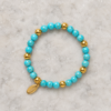 Pulsera de Howlita Azul Aura Pulsera de howlita azul natural con detalles dorados de acero inoxidable
