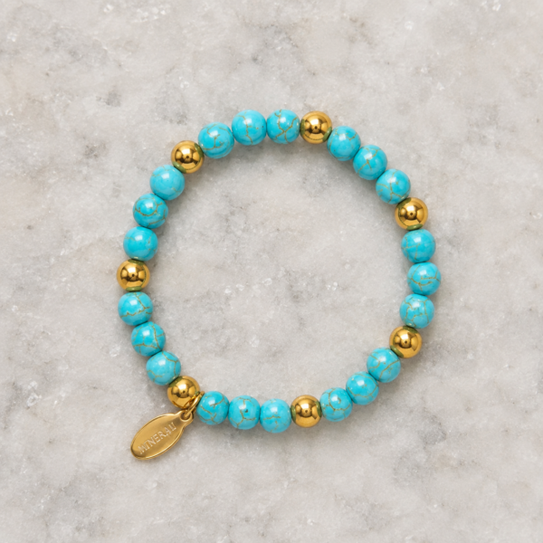 Pulsera de Howlita Azul Aura Pulsera de howlita azul natural con detalles dorados de acero inoxidable