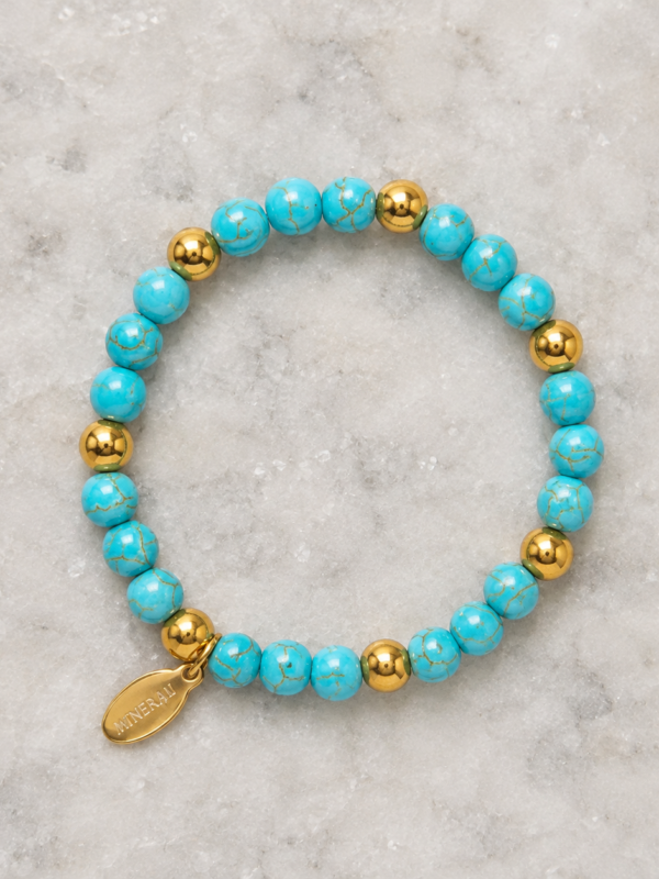 Pulsera de Howlita Azul Aura Pulsera de howlita azul natural con detalles dorados de acero inoxidable