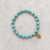 Pulsera de Howlita Azul Esencia Pulsera de Howlita Azul Esencia con detalles dorados de acero inoxidable