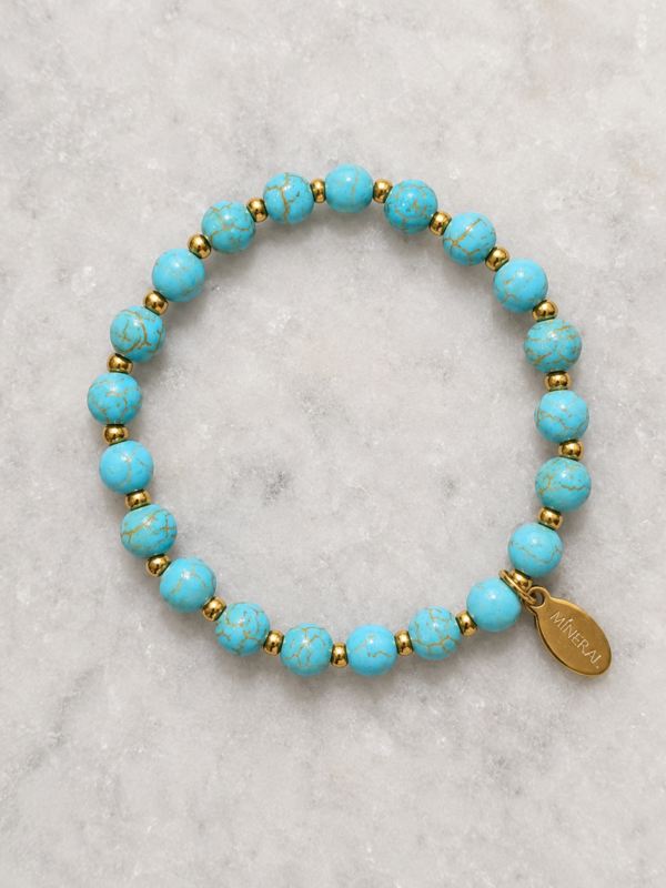 Pulsera de Howlita Azul Esencia Pulsera de Howlita Azul Esencia con detalles dorados de acero inoxidable