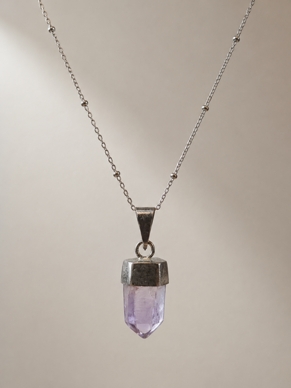 Collar de Amatista Selene con punta de amatista natural y cadena plateada