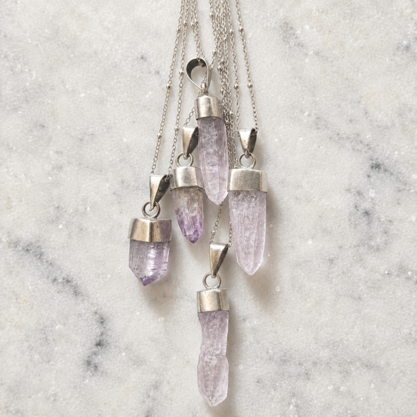 Collares de Amatista Selene con punta de amatista natural y cadena plateada