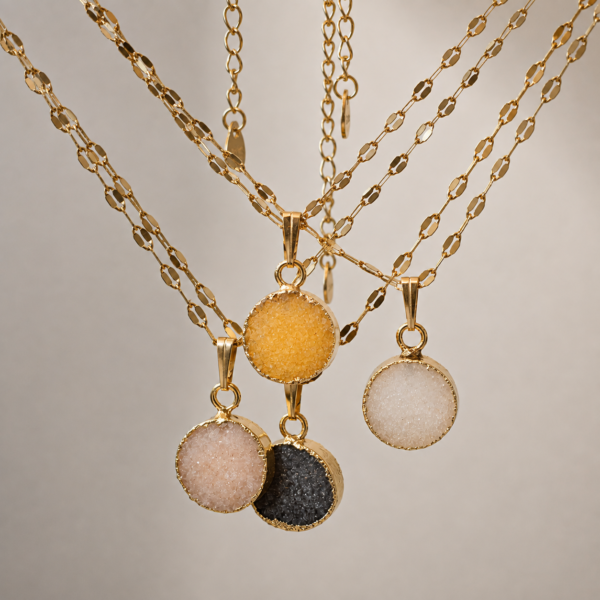 Collar de ágata druzy natural Nova en tonalidades amarillas y gris – Míneral Joyería