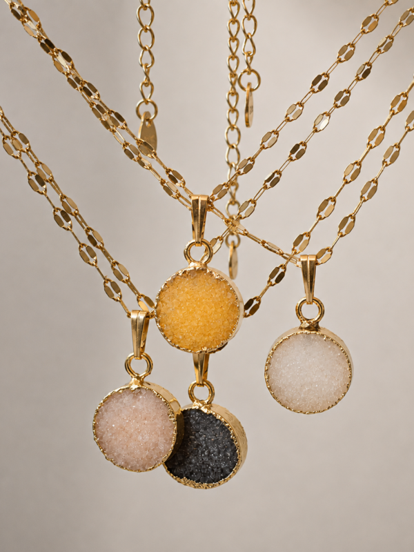 Collar de ágata druzy natural Nova en tonalidades amarillas y gris – Míneral Joyería
