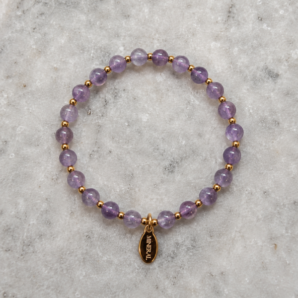 Pulsera de Amatista Esencia Pulsera de amatista natural con detalles dorados