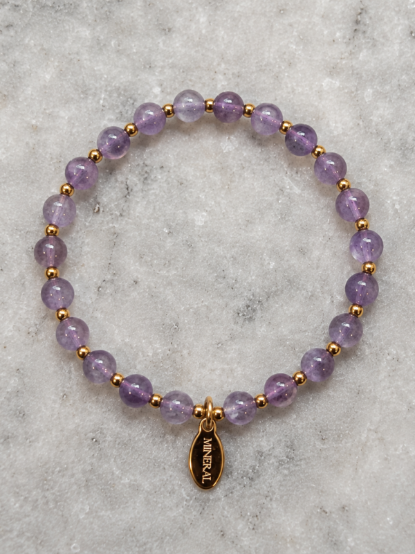 Pulsera de Amatista Esencia Pulsera de amatista natural con detalles dorados