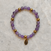 Pulsera de amatista natural Aura con detalles dorados