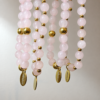 Pulseras de cuarzo rosa natural con detalles dorados