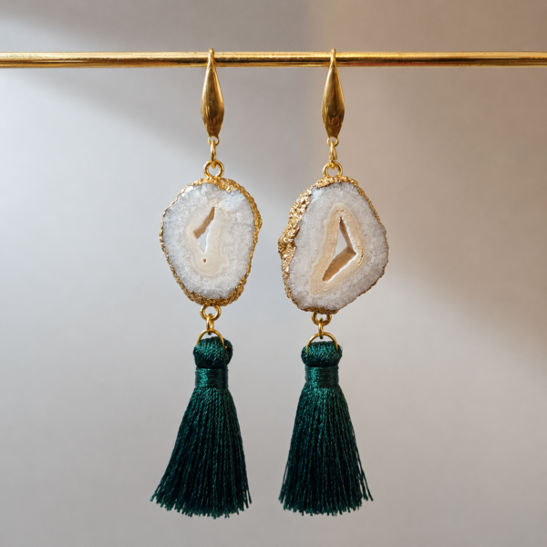 Aretes de Estalactita Lumen Verde | Míneral Joyería Aretes de Estalactita Lumen con borla verde oscuro y piedra natural