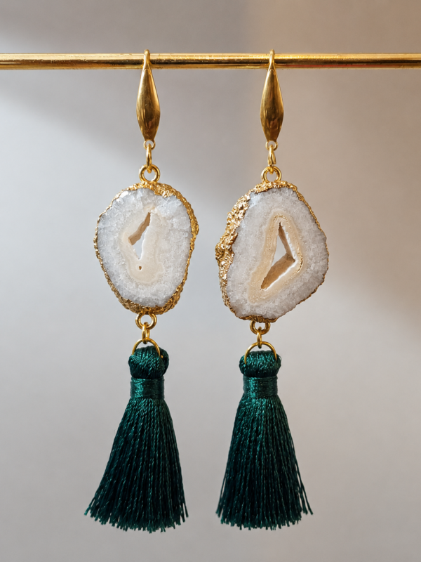 Aretes de Estalactita Lumen con borla verde oscuro y piedra natural