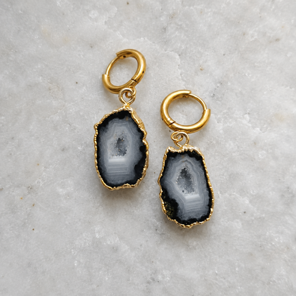 Aretes de geoda natural gris Terra con argollas doradas