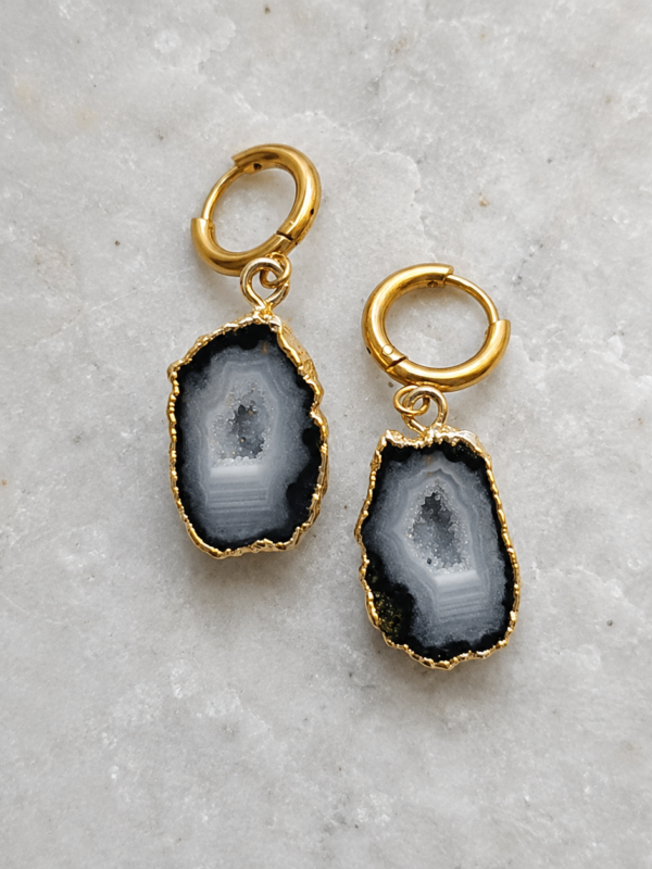 Aretes de geoda natural gris Terra con argollas doradas
