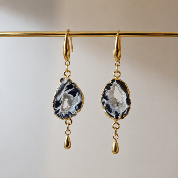 Aretes de Ágata Nox | Míneral Joyería Aretes de Ágata Nox con geoda natural y acero inoxidable dorado