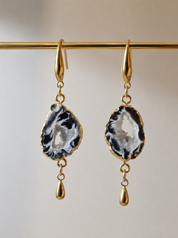 Aretes de Ágata Nox con geoda natural y acero inoxidable dorado