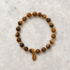 Pulsera de ojo de tigre con detalles dorados