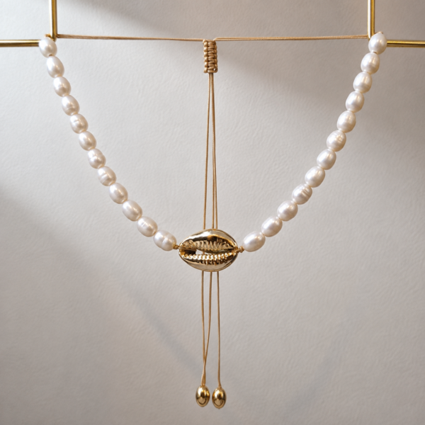 Collar de Perlas Nácar | Míneral Joyería Collar de Perlas Nácar con perlas blancas naturales y concha cauri dorada