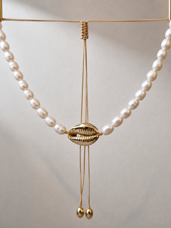 Collar de Perlas Nácar con perlas blancas naturales y concha cauri dorada