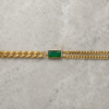 Acercamiento de collar de circonia verde Gaia en acero inoxidable dorado
