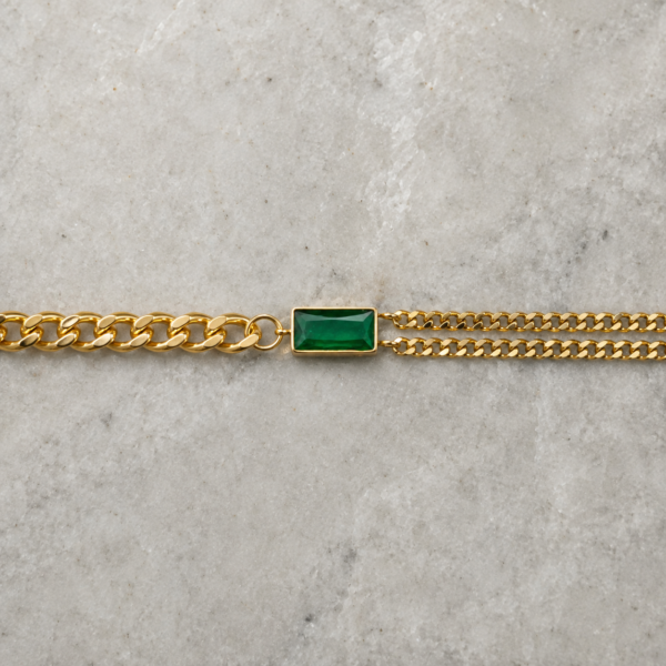 Acercamiento de collar de circonia verde Gaia en acero inoxidable dorado