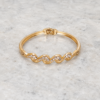 Brazalete Dorado Ondina Brazalete Dorado Ondina con diseño de ondas y brillantes