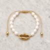 Pulsera de Perlas Nácar con concha cauri dorada