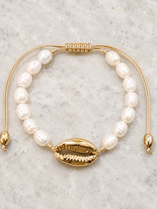 Pulsera de Perlas Nácar con concha cauri dorada