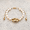 Pulsera de Perlas Nácar con concha cauri dorada