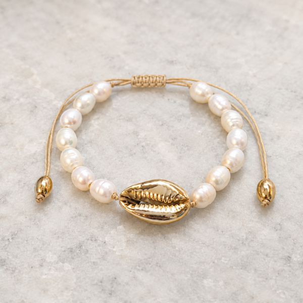 Pulsera de Perlas Nácar con concha cauri dorada