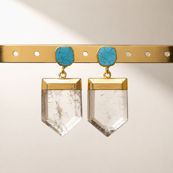 Aretes de Cuarzo Claro Eira | Míneral Joyería Aretes de cuarzo claro y howlita azul Eira con cobre dorado | Míneral Joyería