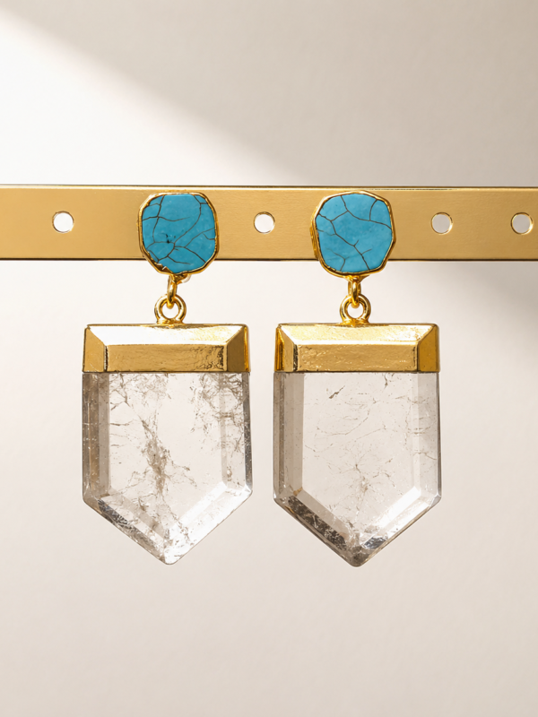 Aretes de cuarzo claro y howlita azul Eira con cobre dorado | Míneral Joyería