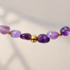 Acercamiento de collar de amatista natural Violeta con detalles dorados de acero inoxidable