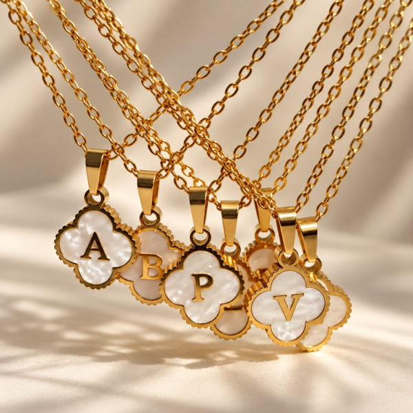 Collar de Nácar Fortuna con Inicial | Míneral Joyería Collar de Nácar Fortuna con dije de trébol e inicial en concha nácar