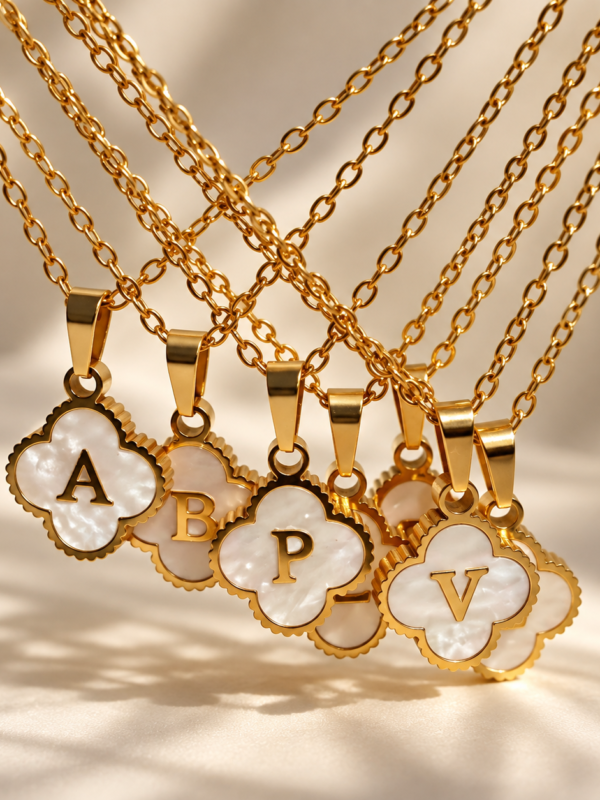 Collar de Nácar Fortuna con dije de trébol e inicial en concha nácar