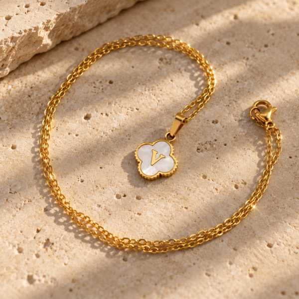 Collar de Nácar Fortuna con Inicial | Míneral Joyería Collar de Nácar Fortuna con dije de trébol e inicial en concha nácar