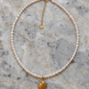 Collar de Perlas Nerea | Míneral Joyería Collar de Perlas Nerea con dije de concha dorado