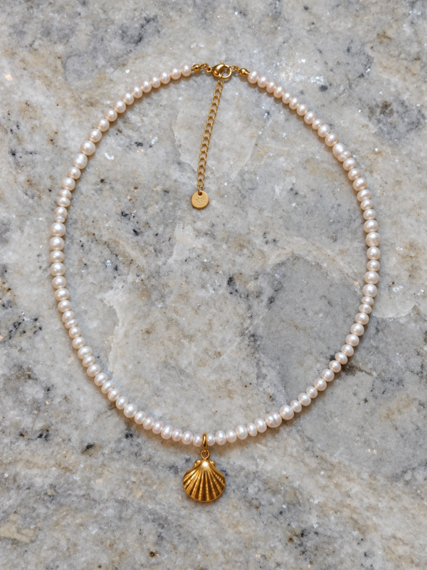 Collar de Perlas Nerea con dije de concha dorado