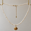 Collar de Perlas Nerea | Míneral Joyería Collar de Perlas Nerea con dije de concha dorado
