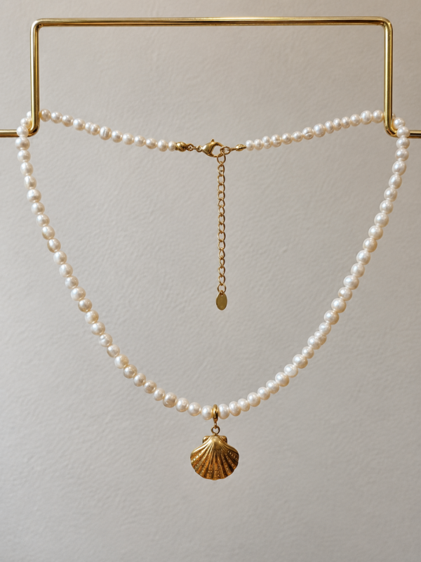 Collar de Perlas Nerea | Míneral Joyería Collar de Perlas Nerea con dije de concha dorado
