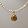 Acercamiento collar de Perlas Nerea | Míneral Joyería Collar de Perlas Nerea con dije de concha dorado