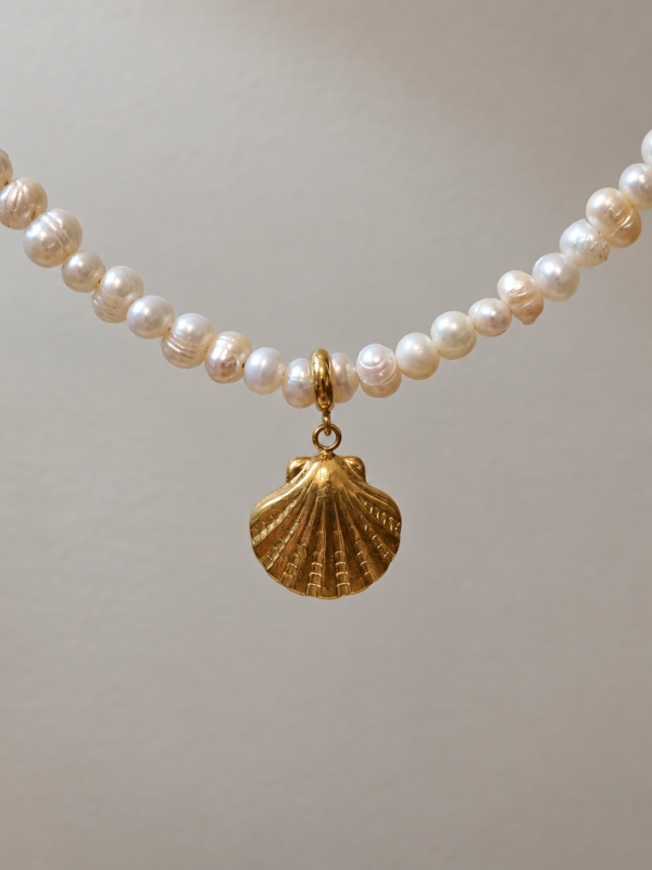 Acercamiento collar de Perlas Nerea | Míneral Joyería Collar de Perlas Nerea con dije de concha dorado