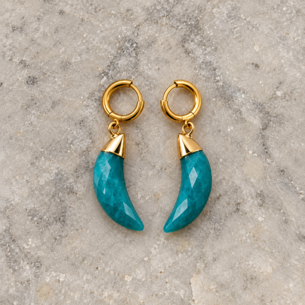 Aretes de Luna Elara | Míneral Joyería Aretes de Luna Elara con piedra azul turquesa facetada y aro dorado
