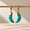 Aretes de Luna Elara | Míneral Joyería Aretes de Luna Elara con piedra azul turquesa facetada y aro dorado